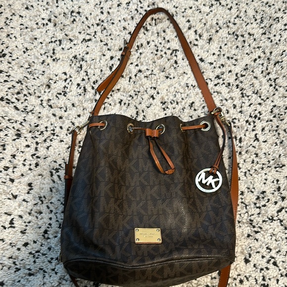 MICHAEL MIChAEL KORS NS-1406 drawstring bucket bag 30F4GJLL3B - Picture 1 of 13